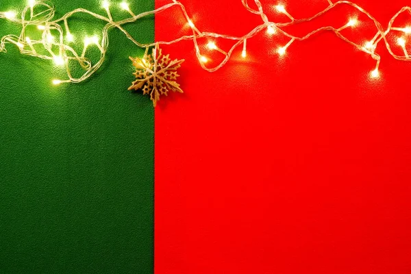 Concepto de la temporada de saludos. Luz de Navidad y estrella de pino en rojo y — Foto de Stock