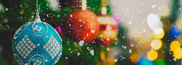 La temporada de felicitación concept.wide tiro de adornos en una Navidad tr — Foto de Stock