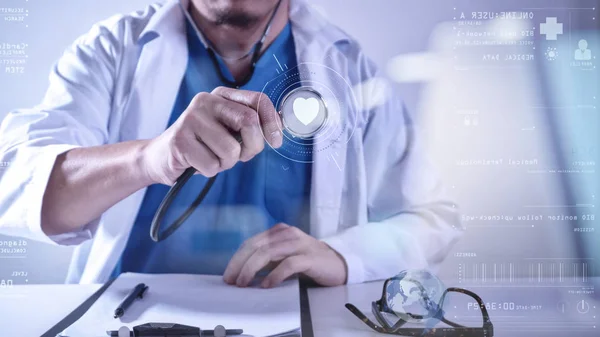 Concepto de tecnología médica, médico inteligente mano trabajando con moderno — Foto de Stock