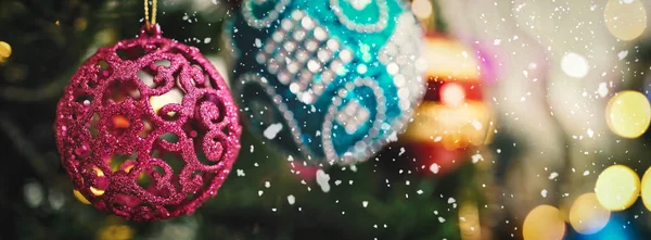 Greeting Season concept.wide shot of ornaments on a Christmas tr — Stock Photo, Image