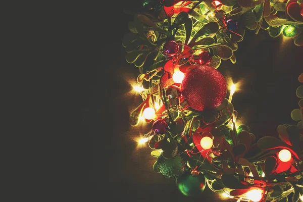 Tebrik sezon kavramı. Dekoratif ışık o ile Noel çelenk