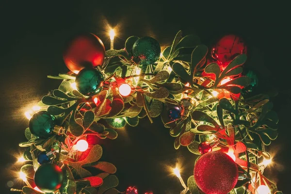 Groet seizoen concept. De kroon van Kerstmis met decoratieve licht o — Stockfoto