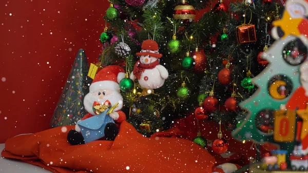 Концепция приветствия сезона. Санта-Клаус и Снежный человек с орнаментами — стоковое фото
