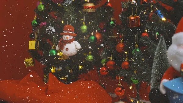 Concetto di stagione di saluto. Uomo di neve con ornamenti su un Natale — Foto Stock