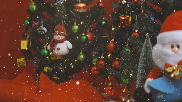 Conceito da estação de saudação. Papai Noel e Neve homem com ornamentos — Fotografia de Stock