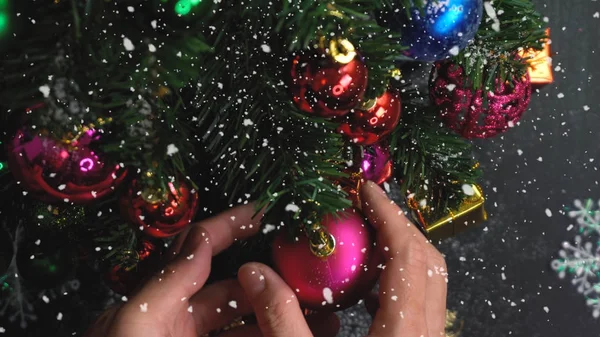 La temporada de felicitación concept.hand ajuste de los adornos en una Navidad — Foto de Stock