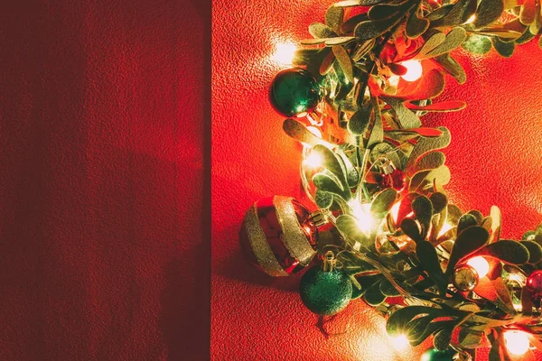 Concepto de temporada de saludos. Corona de Navidad con luz decorativa o — Foto de Stock