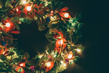 Tebrik sezon kavramı. Dekoratif ışık o ile Noel çelenk