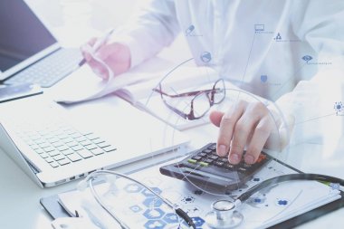 Sağlık masrafları ve ücretleri kavramı. Bir ca akıllı doktor el kullanılan