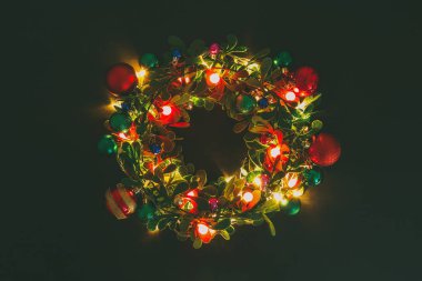 Tebrik sezon kavramı. Dekoratif ışık o ile Noel çelenk