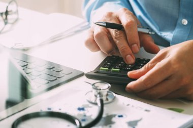 Sağlık masrafları ve ücretleri kavramı. Bir ca akıllı doktor el kullanılan