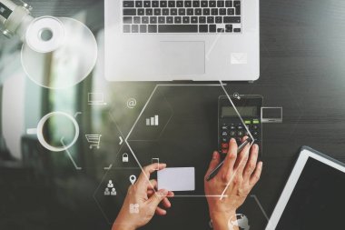 Internet alışveriş kavramı. Üstten Görünüm el hesaplaması ile çalışma