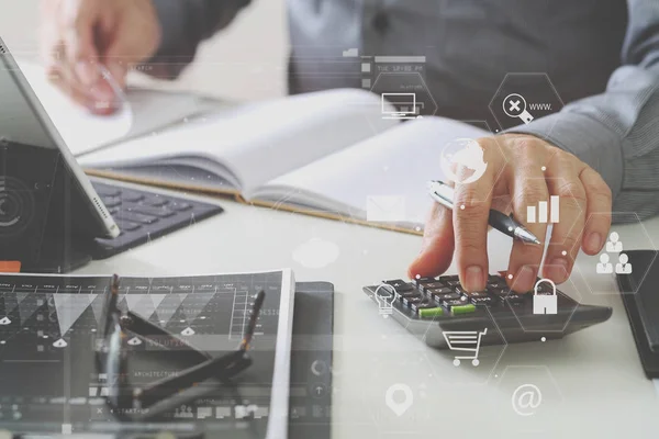 Zakenman hand werken met Financiën over kosten en calculator — Stockfoto