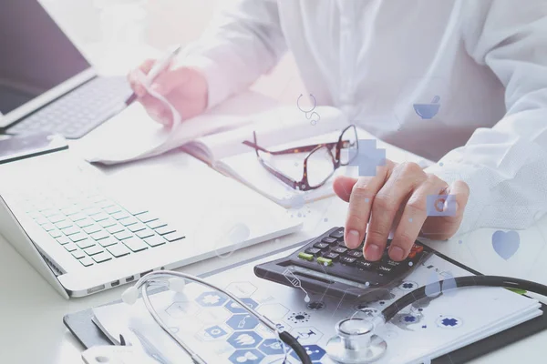 Healthcare costs and fees concept.Hand of smart doctor used a ca — Stock Photo, Image