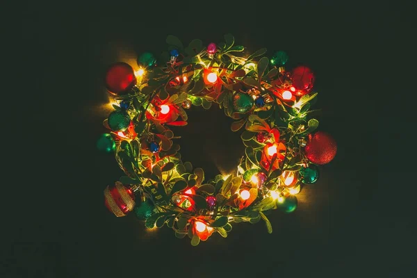 Groet seizoen concept. De kroon van Kerstmis met decoratieve licht o — Stockfoto