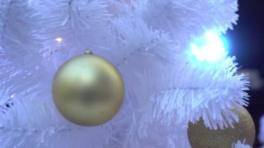 Tebrik sezon kavramı. Dekoratif ışık ve 4 k (Uhd yağan kar ile büyük Noel ağacı süsler kadeh gimbal)