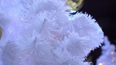 Tebrik sezon kavramı. Dekoratif ışık ve 4 k (Uhd yağan kar ile büyük Noel ağacı süsler kadeh gimbal)