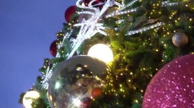 Tebrik sezon kavramı. Dekoratif ışık ve 4 k (Uhd yağan kar ile büyük Noel ağacı süsler kadeh gimbal)