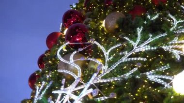 Tebrik sezon kavramı. Dekoratif ışık ve 4 k (Uhd yağan kar ile büyük Noel ağacı süsler kadeh gimbal)