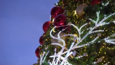 Tebrik sezon kavramı. Dekoratif ışık ve 4 k (Uhd yağan kar ile büyük Noel ağacı süsler kadeh gimbal)
