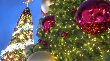 Tebrik sezon kavramı. Dekoratif ışık ve 4 k (Uhd yağan kar ile büyük Noel ağacı süsler kadeh gimbal)