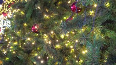 Tebrik sezon kavramı. Dekoratif ışık ve 4 k (Uhd yağan kar ile büyük Noel ağacı süsler kadeh gimbal)