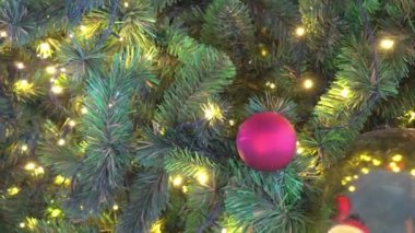 Tebrik sezon kavramı. Dekoratif ışık ve 4 k (Uhd yağan kar ile büyük Noel ağacı süsler kadeh gimbal)