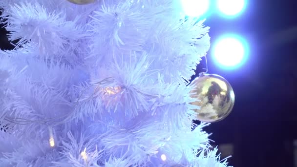 グリーティング シーズン コンセプト 装飾的なライトと Uhd 雪の大きなクリスマス ツリーの飾りのジンバル ショット — ストック動画