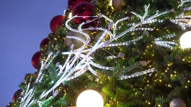 Gimbal Adornos Gran Árbol Navidad Con Luz Decorativa Caída Nieve — Vídeos de Stock