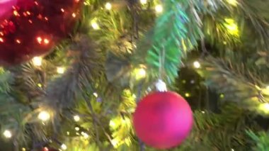 Tebrik sezon kavramı. Dekoratif ışık ve 4 k (Uhd yağan kar ile büyük Noel ağacı süsler kadeh gimbal)