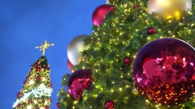 Tebrik sezon kavramı. Dekoratif ışık ve 4 k (Uhd yağan kar ile büyük Noel ağacı süsler kadeh gimbal)