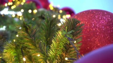 Tebrik sezon kavramı. 4 k (Uhd dekoratif ışık ile bir Noel ağacı süsler kadeh gimbal)