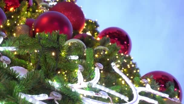 Groet Seizoen Concept Gimbal Shot Van Versieringen Een Kerstboom Met — Stockvideo
