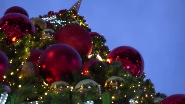 グリーティング シーズン コンセプト Uhd で装飾的な光とクリスマス ツリーの飾りのジンバル ショット — ストック動画