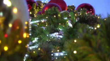 Tebrik sezon kavramı. 4 k (Uhd dekoratif ışık ile bir Noel ağacı süsler kadeh gimbal)