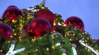 Tebrik sezon kavramı. 4 k (Uhd dekoratif ışık ile bir Noel ağacı süsler kadeh gimbal)