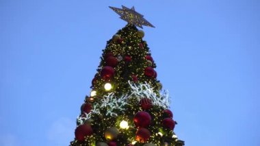 Tebrik sezon kavramı. 4 k (Uhd dekoratif ışık ile bir Noel ağacı süsler kadeh gimbal)