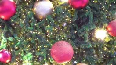 Tebrik sezon kavramı. 4 k (Uhd dekoratif ışık ile bir Noel ağacı süsler kadeh gimbal)