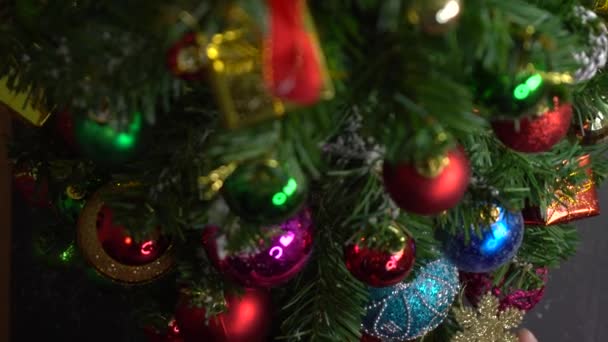 Gruß Saison Concept Gimbal Schuss Von Ornamenten Auf Einem Weihnachtsbaum — Stockvideo