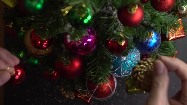 Groet Seizoen Concept Gimbal Shot Van Versieringen Een Kerstboom Met — Stockvideo