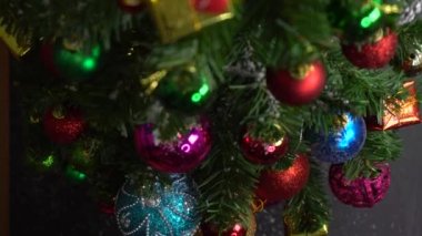 Tebrik sezon kavramı. 4 k (Uhd dekoratif ışık ile bir Noel ağacı süsler kadeh gimbal)