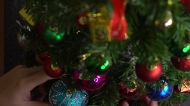 Tebrik sezon kavramı. 4 k (Uhd dekoratif ışık ile bir Noel ağacı süsler kadeh gimbal)