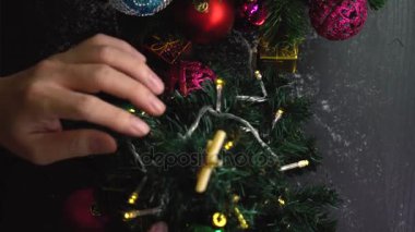 Tebrik sezon kavramı. 4 k (Uhd dekoratif ışık ile bir Noel ağacı süsler kadeh gimbal)