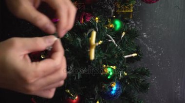 Tebrik sezon kavramı. 4 k (Uhd dekoratif ışık ile bir Noel ağacı süsler kadeh gimbal)