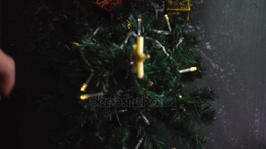 Tebrik sezon kavramı. 4 k (Uhd dekoratif ışık ile bir Noel ağacı süsler kadeh gimbal)