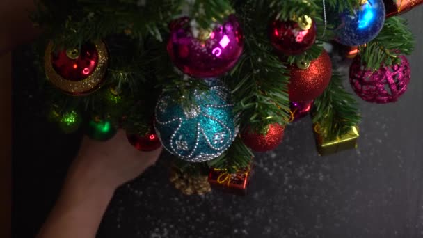 グリーティング シーズン コンセプト Uhd で装飾的な光とクリスマス ツリーの飾りのジンバル ショット — ストック動画