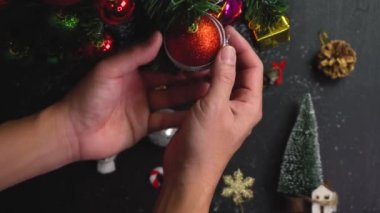 Tebrik sezon kavramı. 4 k (Uhd dekoratif ışık ile bir Noel ağacı süsler kadeh gimbal)