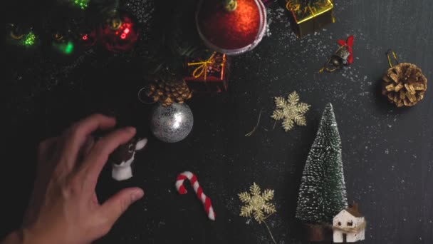 Gruß Saison Concept Gimbal Schuss Von Ornamenten Auf Einem Weihnachtsbaum — Stockvideo