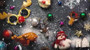 Tebrik sezon kavramı. Dekoratif ışık ve 4 k (Uhd yağan kar ile büyük Noel ağacı süsler kadeh gimbal)