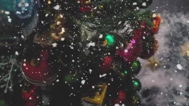 Tebrik sezon kavramı. Dekoratif ışık ve 4 k (Uhd yağan kar ile büyük Noel ağacı süsler kadeh gimbal)